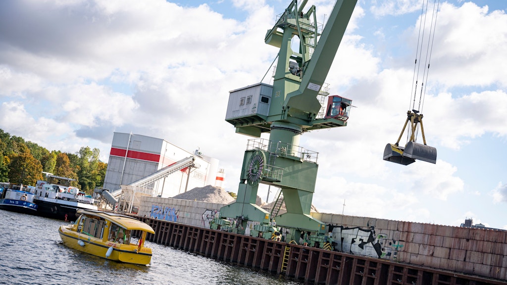 Auch im Spreewald werden die Briefe und Pakete in der Saison per Kahn ausgefahren. In Berlin kommt jetzt das gelbe Solarboot zum Einsatz. 