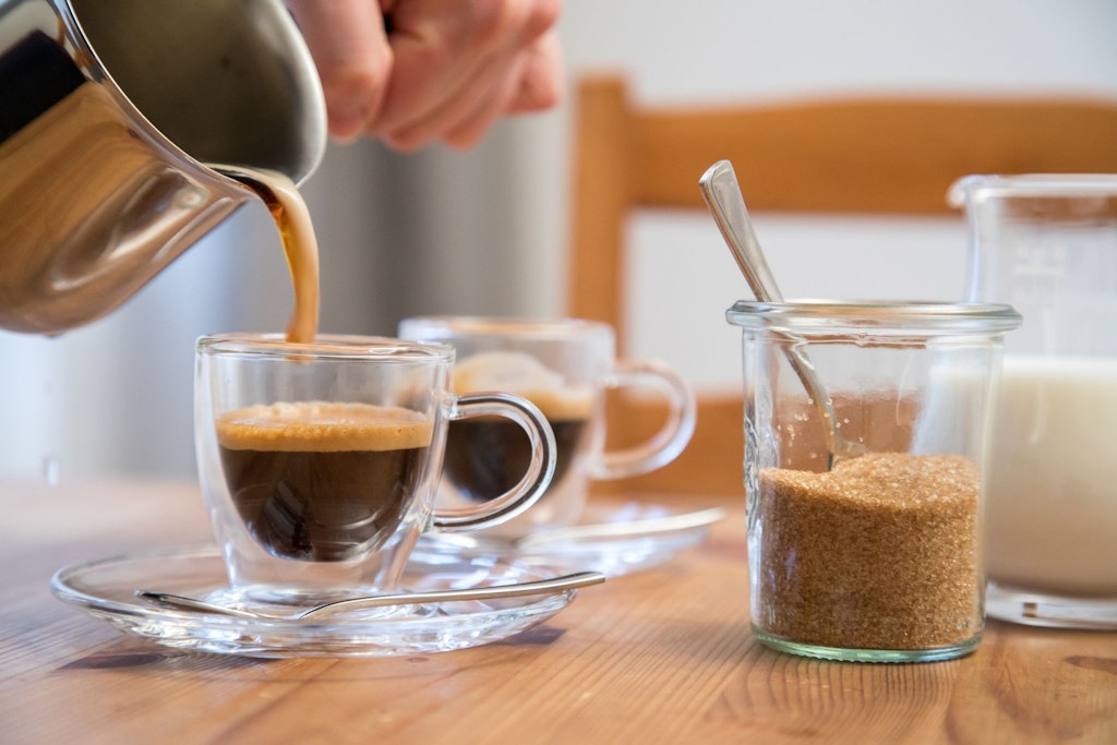 Direkt nach dem Aufstehen eine Tasse Kaffee zu trinken, ist laut Forschern keine gute Idee.