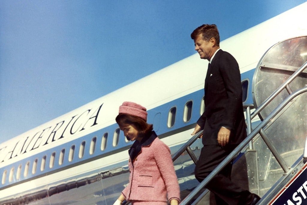 Präsident John F. Kennedy und seine Ehefrau Jacqueline verlassen die Air Force One nach der Ankunft in Dallas. Ein Kompromiss mit Nikita Chruschtschow verhinderte in der Kubakrise einen Atomkrieg. 