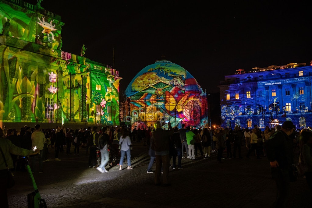 Zahlreiche Menschen stehen zum Auftakt des 17. Festival of Lights im letzten Jahr auf dem Bebelplatz.
