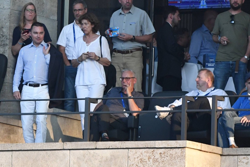 Da war die Hertha-Welt scheinbar noch in Ordnung: Lars Windhorst sucht seinen Platz neben Präsident Werner Gegenbauer und Finanz-Boss Ingo Schiller (r.) bei einem Bundesligaspiel.