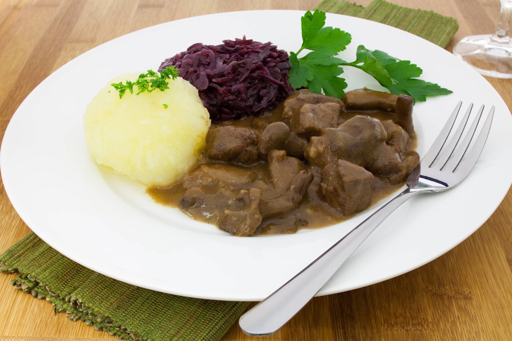 In diesem Rezept kommt Schweinefilet ins Gulasch, das macht ihn so unglaublich zart.