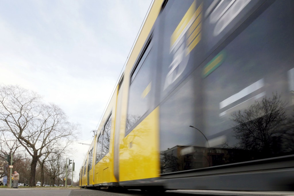 Ein E-Roller Fahrer kollidierte mit einer Straßenbahn.