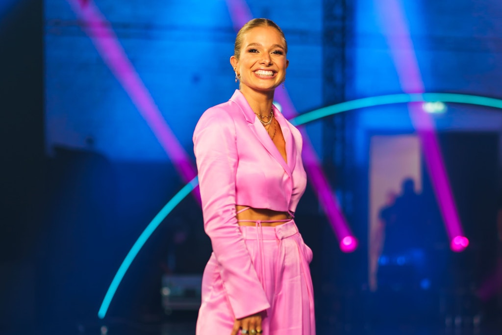 Die Berliner Moderatorin Lola Weippert führt durch die Show „Skate Fever“.