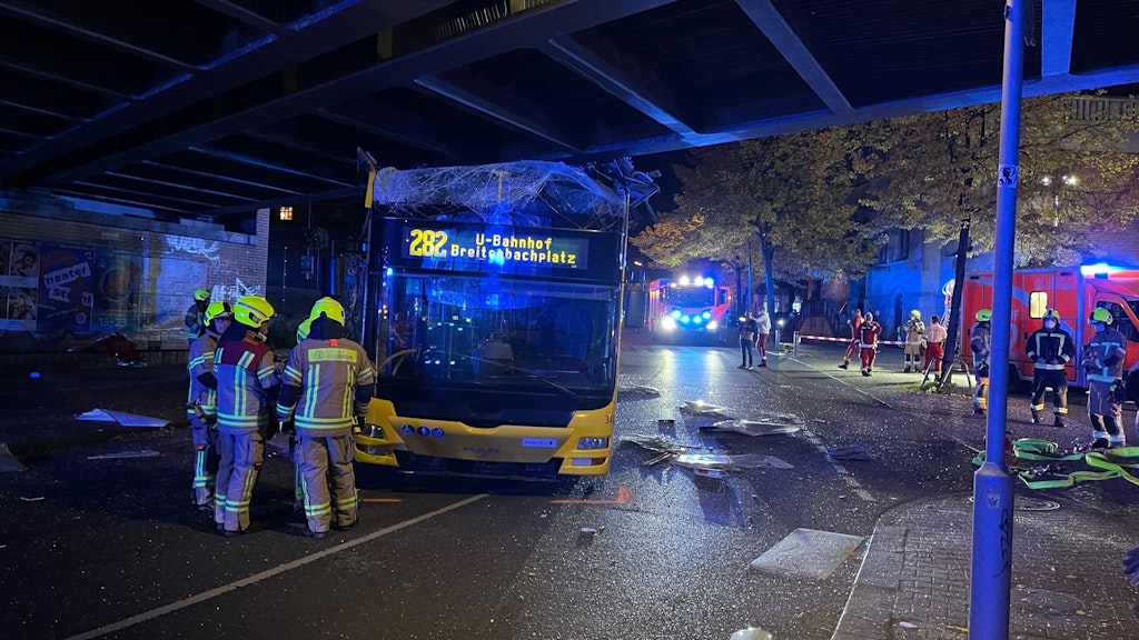 Bei dem Unfall mit einem Doppeldeckerbus, der unter einer Brücke in Steglitz hängen blieb, wurden zwei Menschen schwer verletzt.