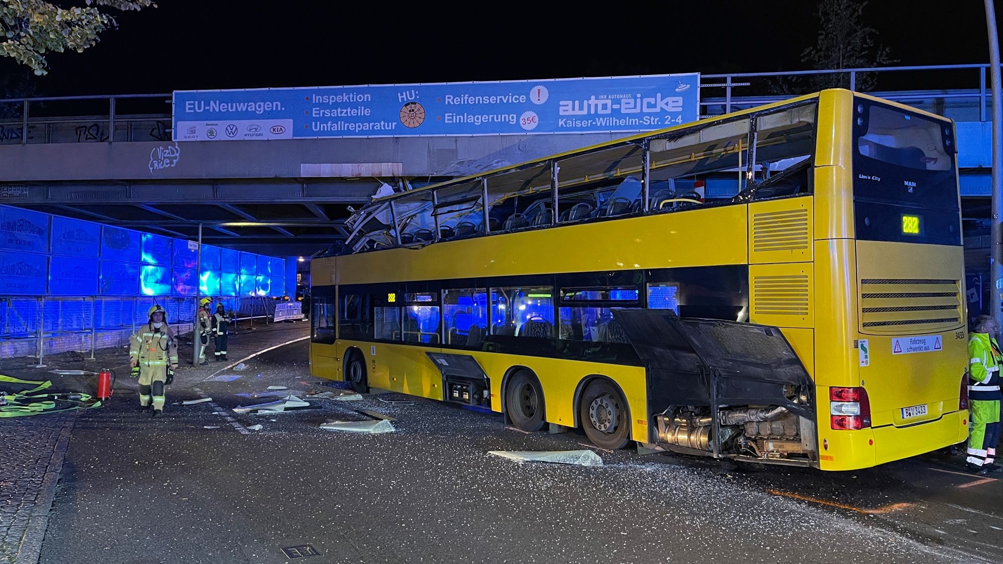 Unfall-Drama In Steglitz: Doppeldeckerbus Kracht In Brücke +++ Dach ...