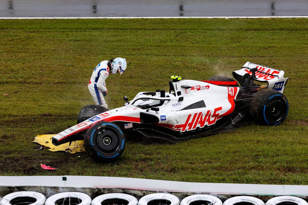 Mick Schumacher steigt nach dem Unfall gefrustet aus seinem Haas-Boliden aus. Die Vorderachse war total verbogen.