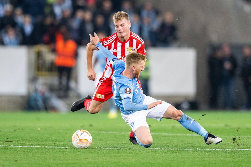 Andras Schäfer kann Malmös dänischen Mittelfeldspieler Anders Christiansen nur zum Preis einer Roten Karte stoppen. 
