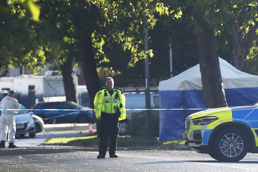 Ein Polizist steht an einer Absperrung vor der Polizeistation Ascot Drive. Weil er mit einem Messer bewaffnet auf das Gelände einer Polizeistation eindrang, haben Beamte einen Mann in der mittelenglischen Stadt Derby erschossen.