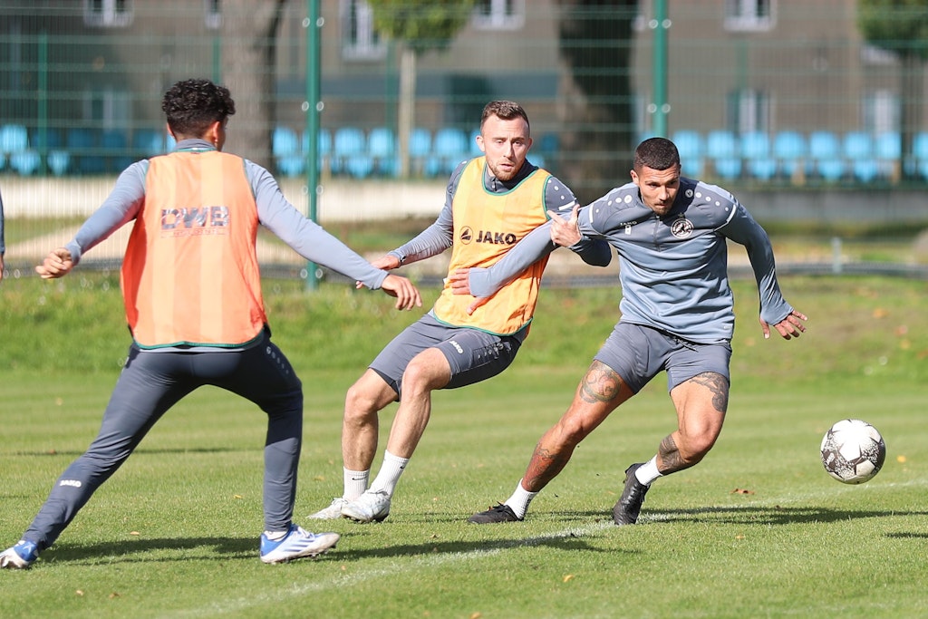 Marvin Kleihs – hier beim Zweikampf gegen Andreas Pollasch (r.) – steht dem BFC Dynamo gegen TeBe wieder zur Verfügung.
