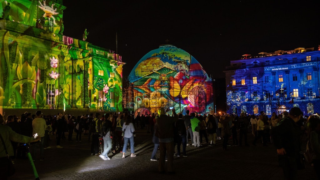 Zahlreiche Menschen stehen zum Auftakt des letzten Festival of Lights auf dem Bebelplatz. 