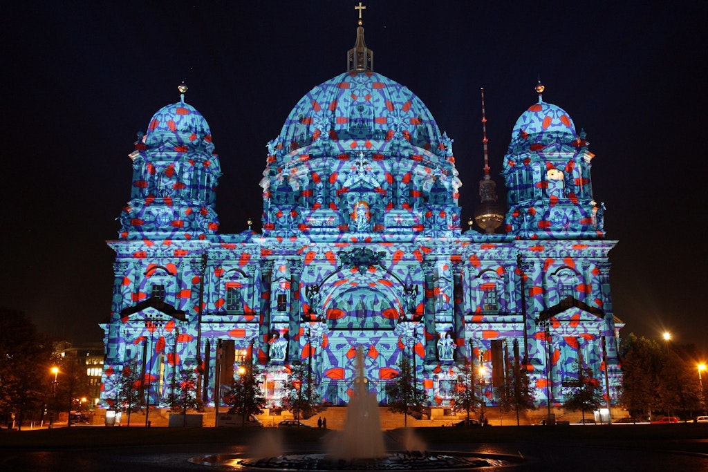 Der Berliner Dom ist normalerweise ein Highlight beim Festival of Lights, in diesem Jahr wird er nicht selber angestrahlt sondern es gibt eine Lichtinstallation auf dem Platz davor. 