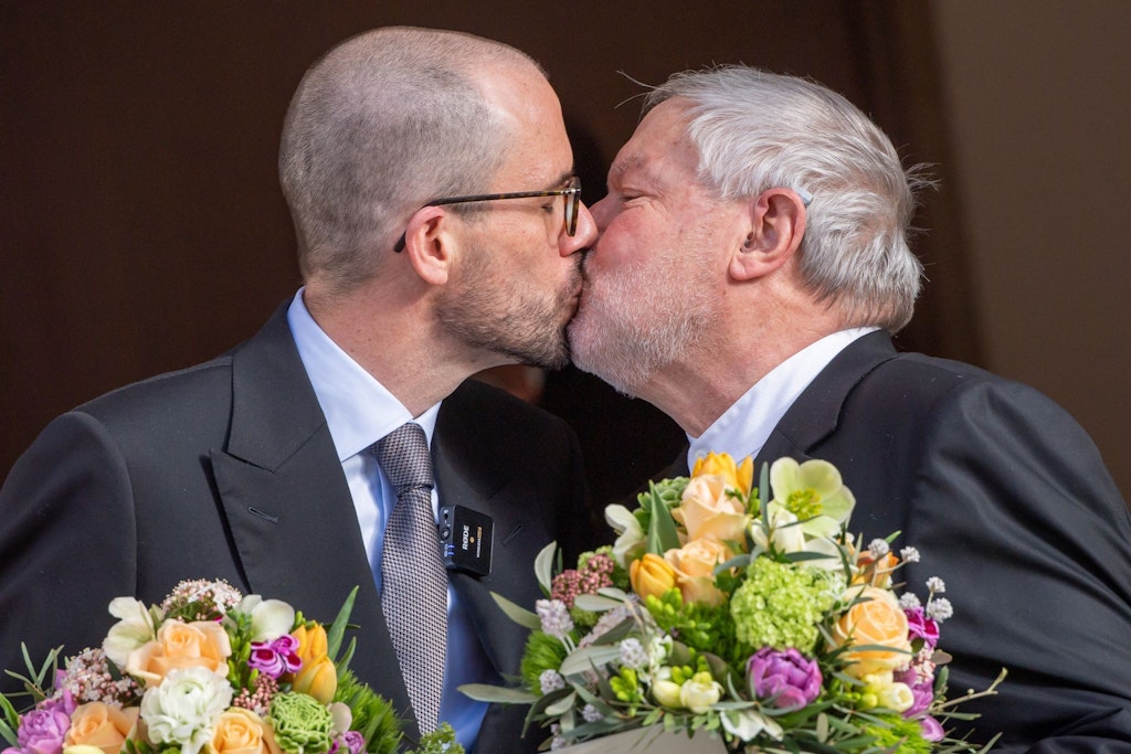 Der ehemalige Benediktiner-Mönch Anselm Bilgri und sein Mann Markus küssen sich 2021 nach ihrer standesamtlichen Trauung.