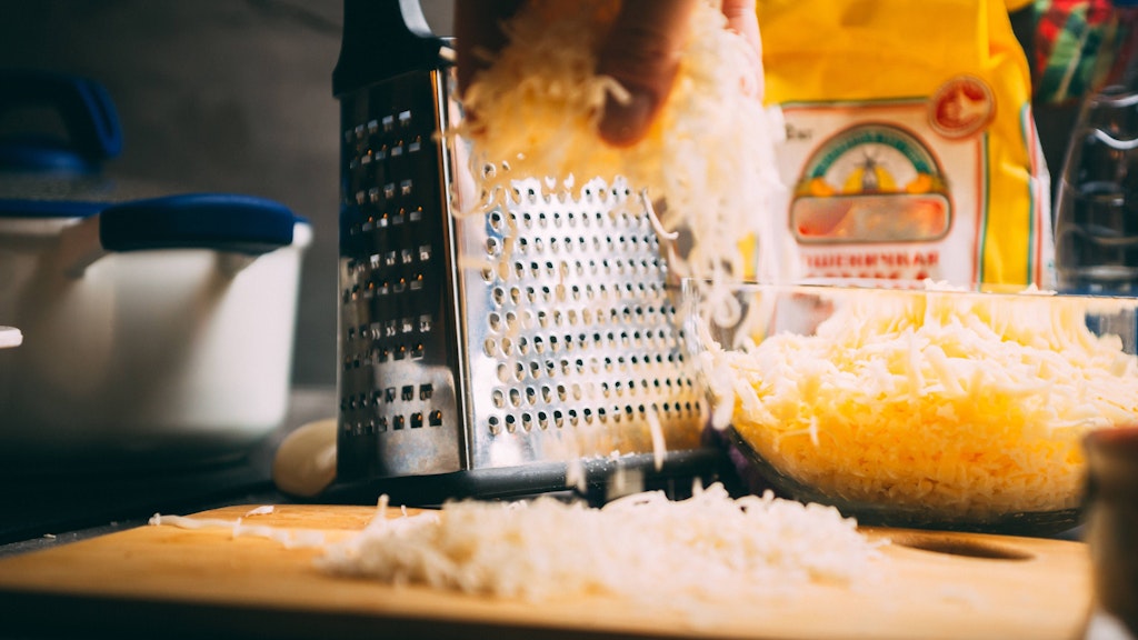 Geriebener Käse ist eine Hauptzutat dieses leckeren Gerichts.
