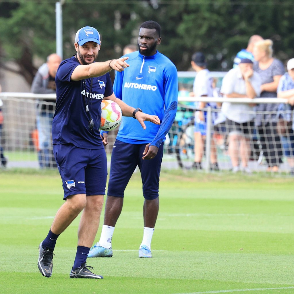 Herthas Coach Sandro Schwarz gibt Anweisungen im Training. Wilfried Kanga hört aufmerksam zu.