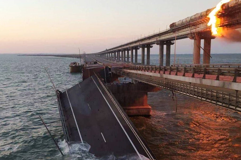 Ein Teil der Kertsch-Brücke ist kollabiert und ins Wasser gestürzt. Die Instandsetzung dürfte Monate dauern.