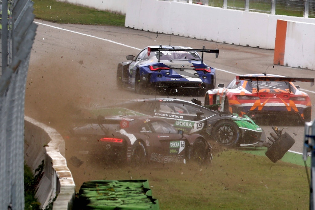 Totale Verwüstung! Sechs Rennwagen krachten in Hockenheim ineinander und wurden zerfetzt. Vorderachsen und Motoren flogen durch die Luft. 
