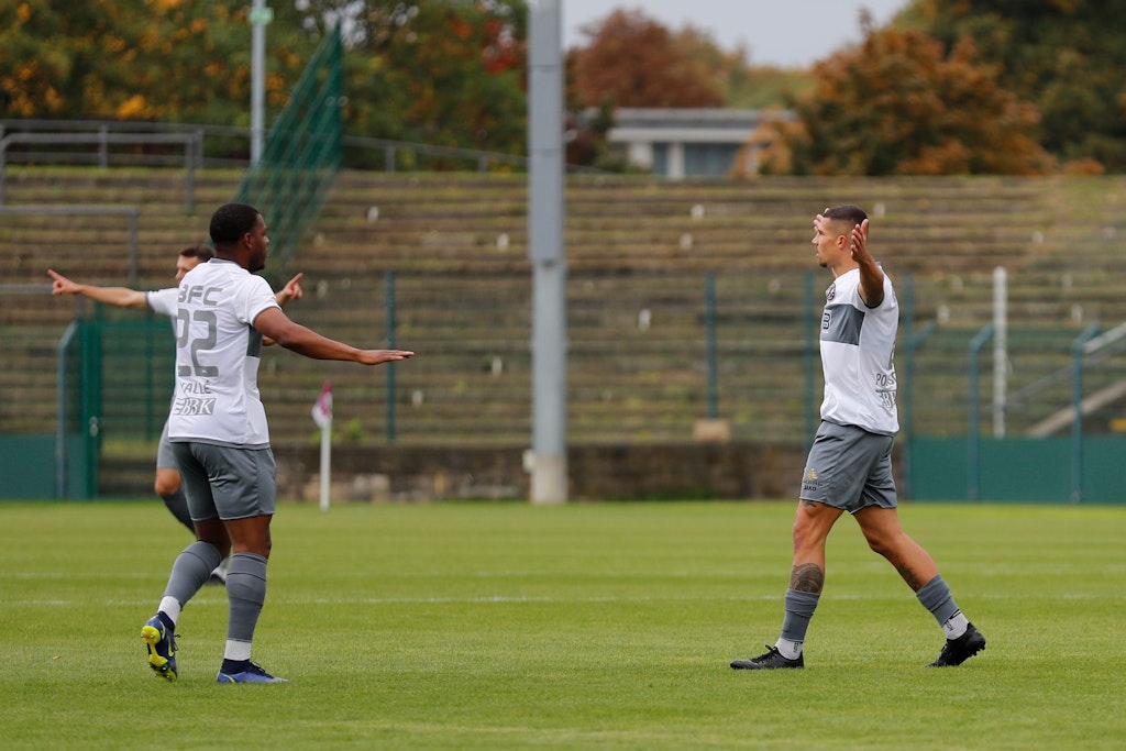 Andreas Pollasch bejubelt seinen Führungstreffer zu Dynamos 1:0 gegen TeBe. Als erster Gratulant eilt BFC-Verteidiger Arthur Ekalle herbei.
