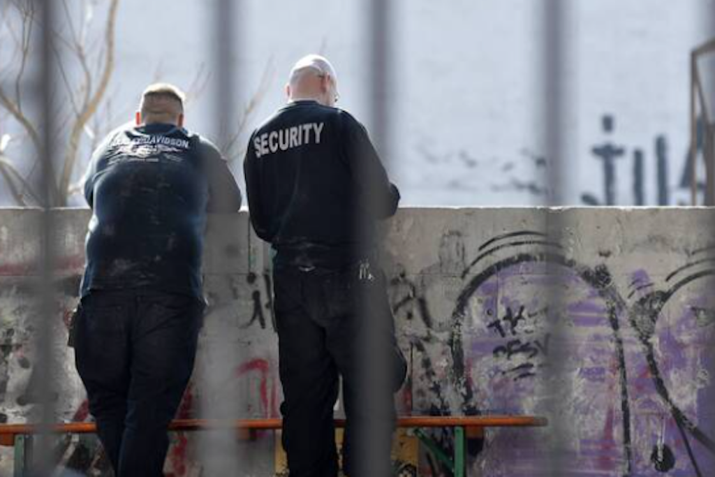 Zwei Mitarbeiter eine s Wachdienstes in Berlin