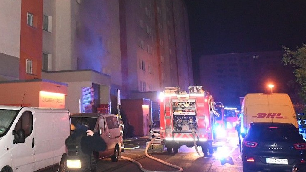 Die Feuerwehr war mit einem Großaufgebot von etwa 50 Einsatzkräften in der Zingster Straße.