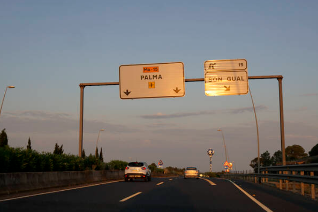 Auf einer unbeleuchteten Autobahnstrecke auf Mallorca wurde ein deutscher Urlauber überfahren (Symbolbild).