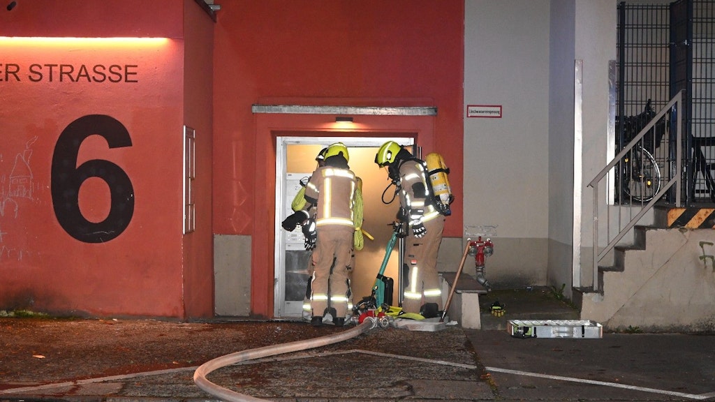 Wegen der starken Rauchgasentwicklung mussten die Feuerwehrleute mit Atemgerät in die Häuser.