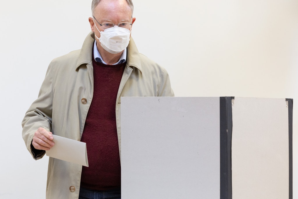 Stephan Weil (SPD), Ministerpräsident Niedersachsen, steht mit seinem ausgefüllten Stimmzettel in einer Wahlkabine bei der Stimmabgabe zur Landtagswahl in Niedersachsen.