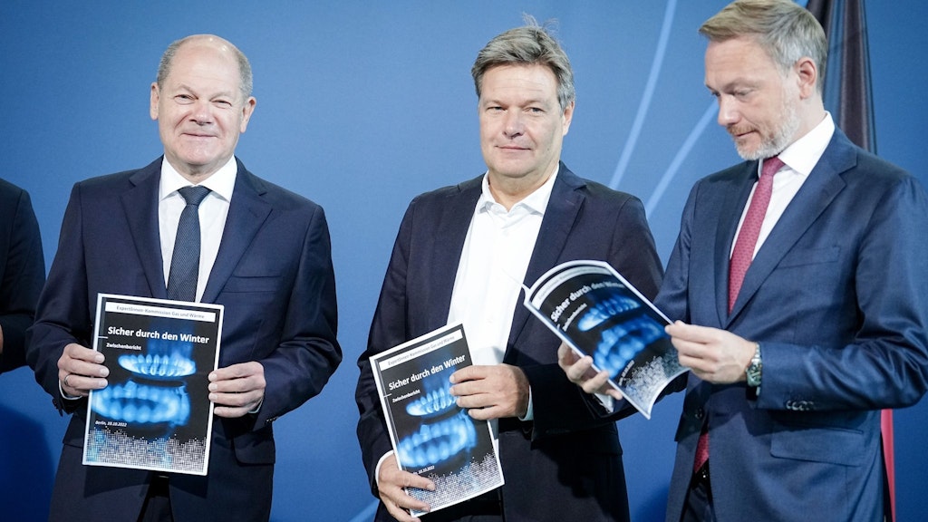 Das Papier haben sie, jetzt müssen sie ihre Schlüsse daraus ziehen: Bundeskanzler Olaf Scholz (SPD)), Wirtschaftsminister Robert Habeck (Grüne) und Finanzminister Christian Lindner (FDP) mit den Empfehlungen der Gaspreis-Kommission.