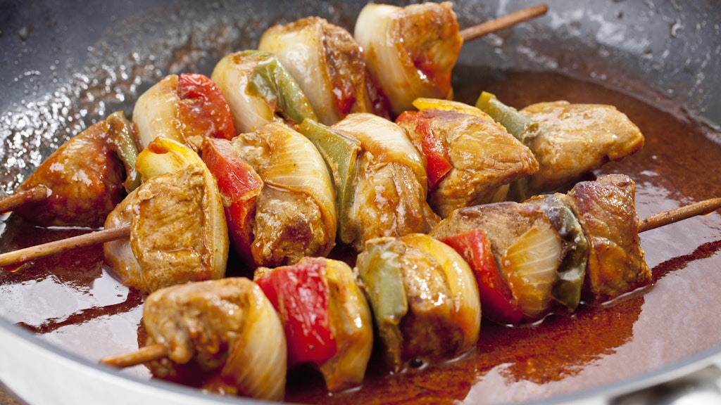 Die Schaschlik-Spieße werden in der Pfanne angebraten und dann in der Soße durchgegart.