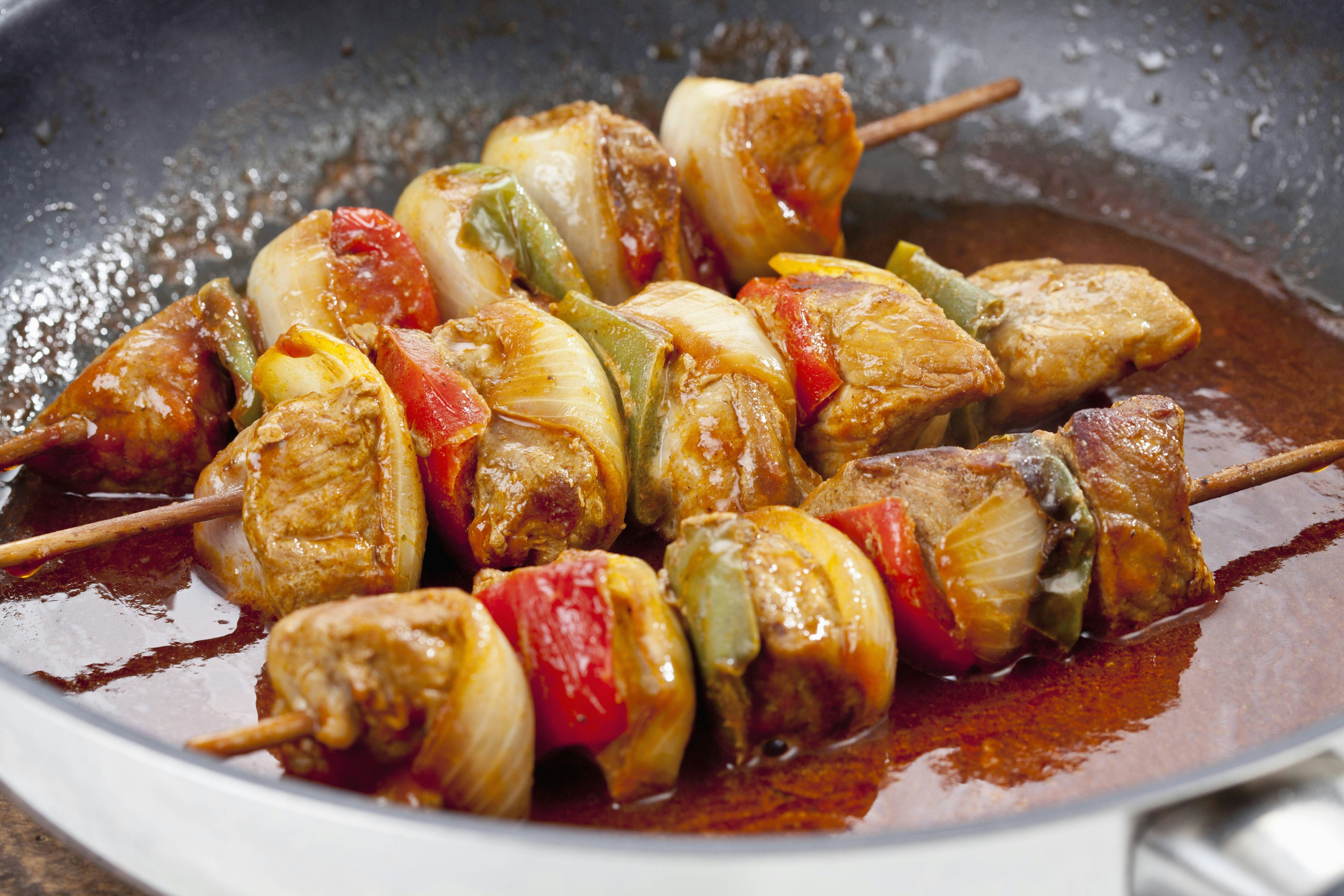 Schnelles Rezept für Schaschlik aus der Pfanne: Geniale Spieße, würzige ...