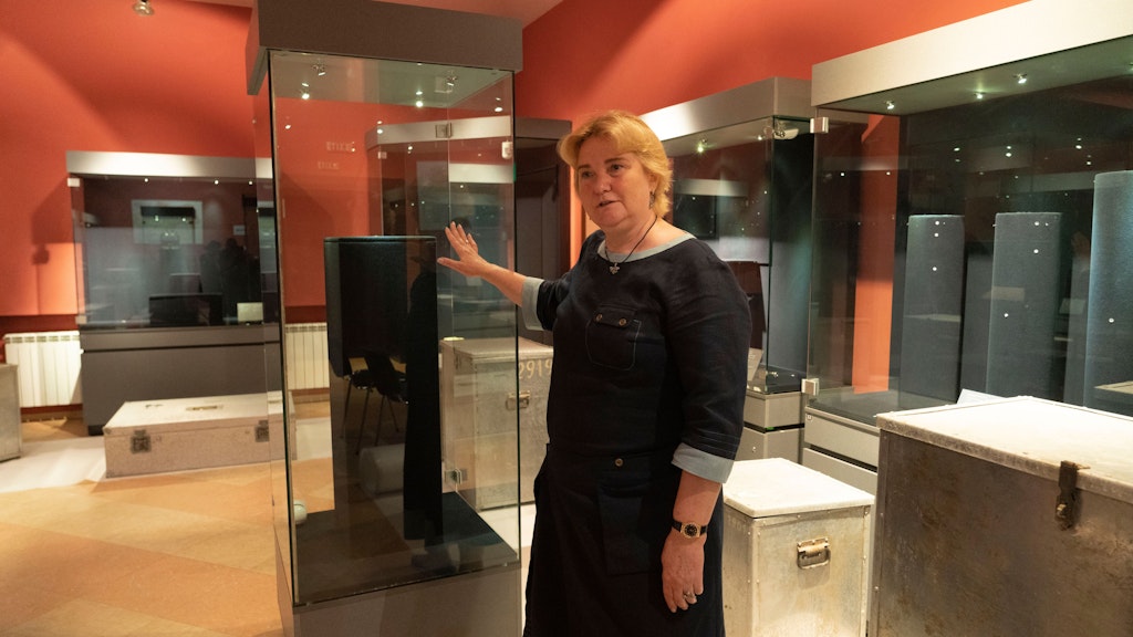 Natalia Pantschenko, Direktorin des Museums für historische Schätze der Ukraine, zeigt leere Vitrinen in Kiew: Die Kunstschätze haben die Museumsleute beim russischen Ansturm auf Kiew in Sicherheit gebracht.