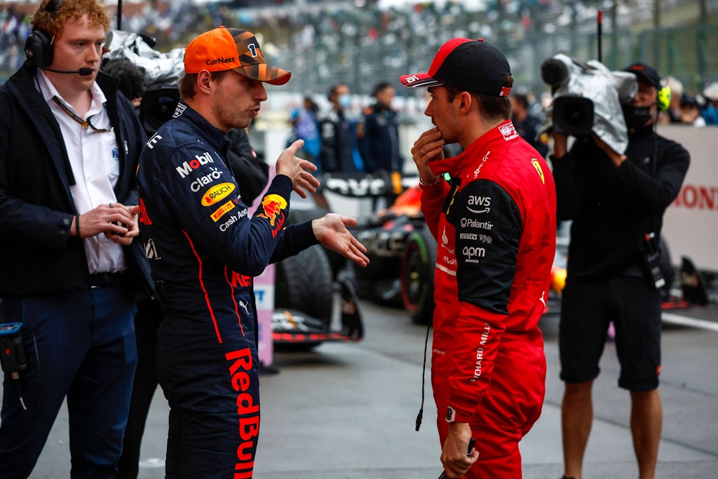 Wer hat eigentlich gewonnen und warum bist du Weltmeister? Selbst die Piloten Max Verstappen und Charles Leclerc (r.) verstehen die Formel-1-Welt immer weniger.