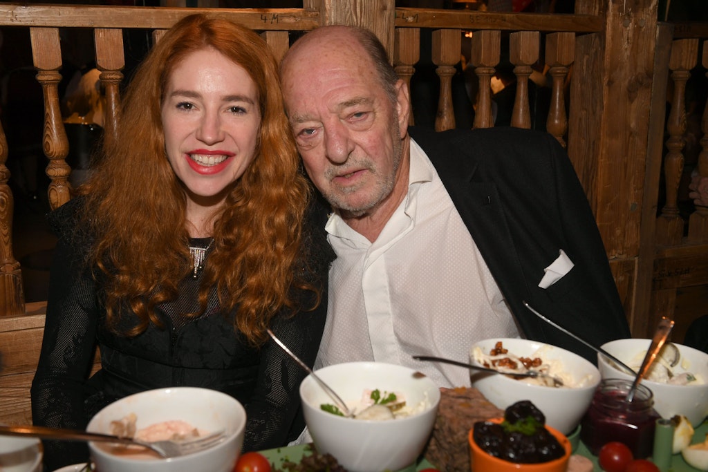 Der Musikproduzent Ralph Siegel, deutlich abgespeckt, und seine Laura Käfer im Käferzelt beim Start des 187. Münchner Oktoberfests.