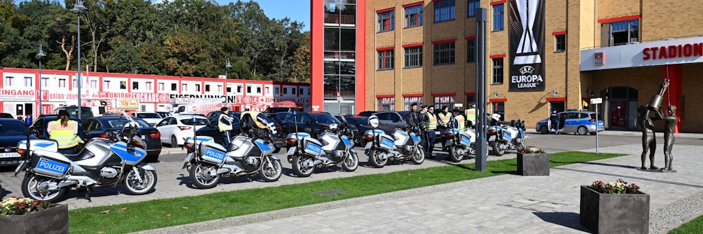 Mega-Polizeiaufbot beim 1. FC Union: Ungarn Präsident Viktor Orban schaute bei seiner Deutschlandreise auch in Köpenick vorbei.