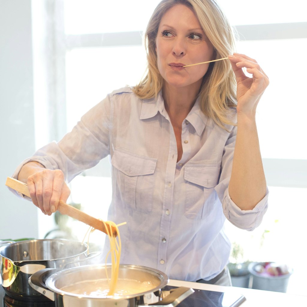 Beim Kochen von Nudeln, sollte man immer mal überprüfen, ob sie schon gar sind.
