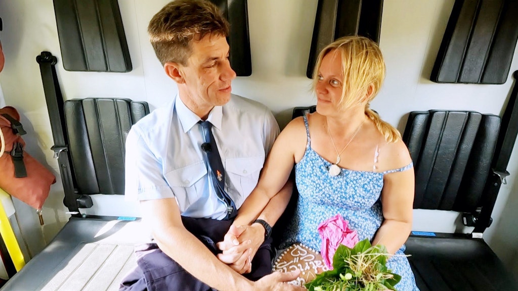 "Bauer sucht Frau"-Kandidat Jörg und seine Patricia können die Finger nicht mehr voneinander lassen.