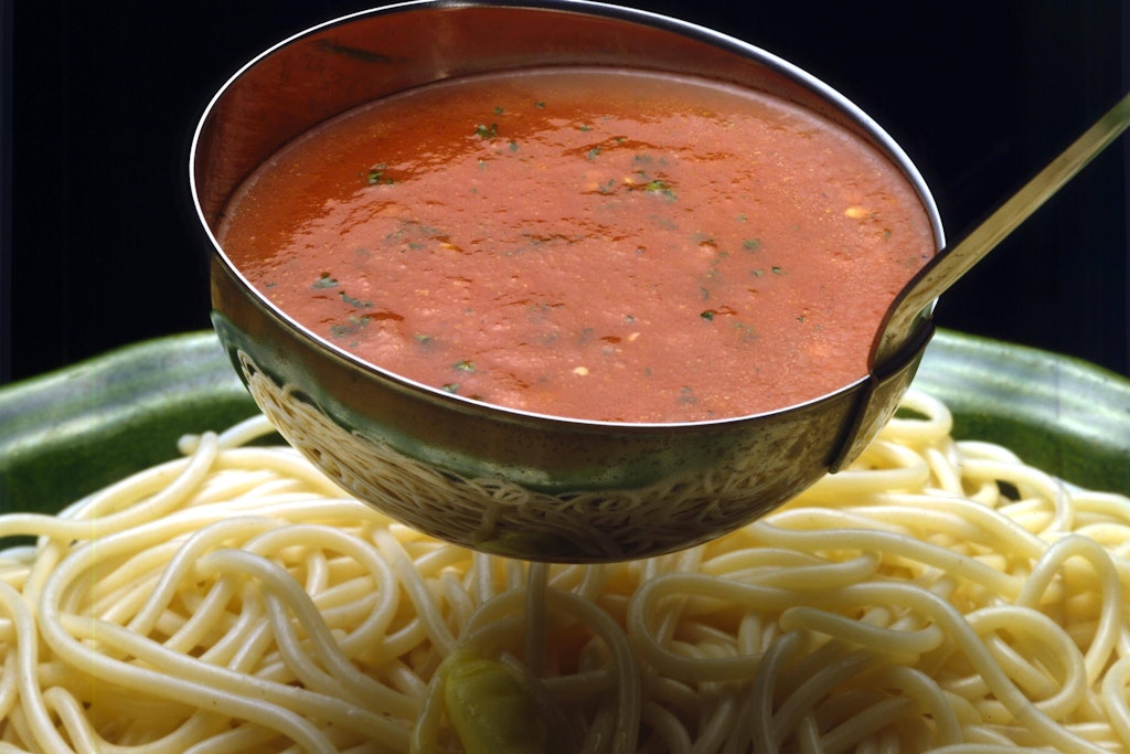 Kleben Spaghetti weniger aneinander, wenn man etwas Öl ins Nudelwasser gibt? Diese Frage ist jetzt geklärt.