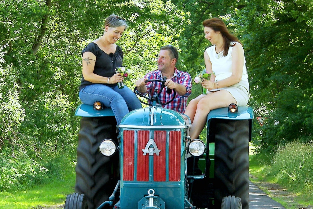Bei „Bauer sucht Frau“ holt Michael N. seine Hofdamen Christine (r.) und Mandy mit dem Traktor ab.