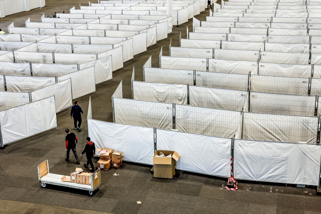 Arbeiter bereiten eine Messehalle in Hamburg für die Unterbringung von Menschen aus der Ukraine vor. Dort sollen kurzfristig rund 400 Vertriebene Schutz finden.