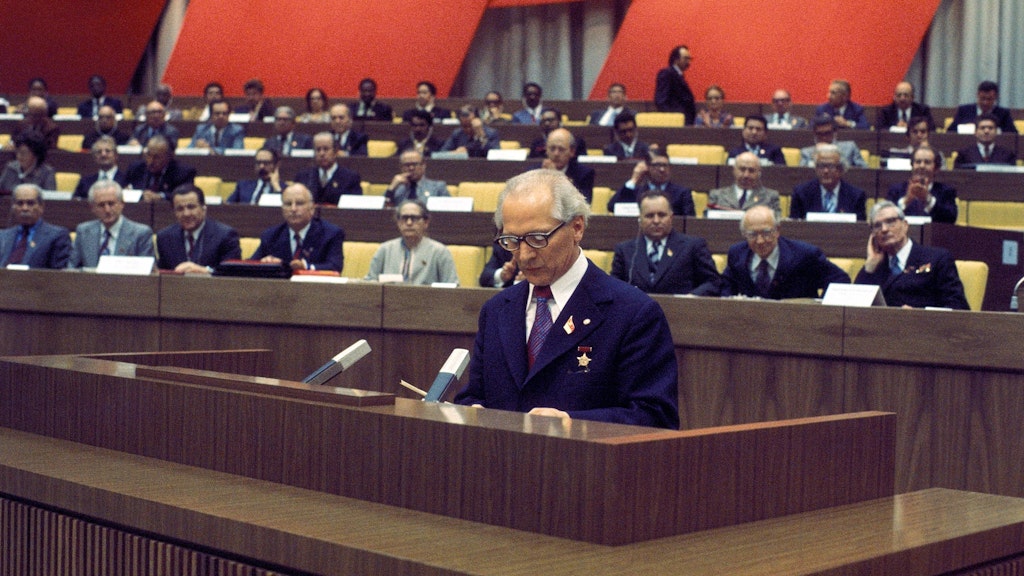 Erich Honecker bei einer seiner langen Reden - hier hält er sie beim IX. Parteitag der SED im Palast der Republik (1976).