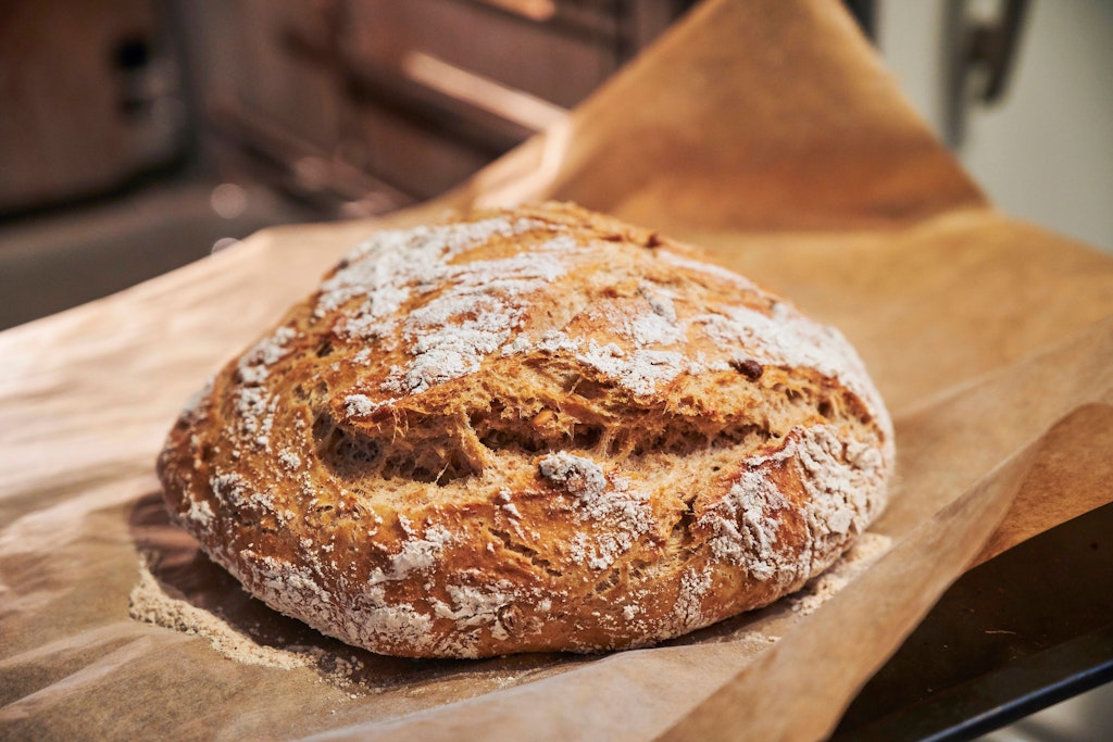 Für ein leckeres Käse-Zupf-Brot wird so ein Bauernbrot kreuzförmig eingeschnitten, mit Butter und Käse gefüllt und kommt dann zum Überbacken in den Ofen.