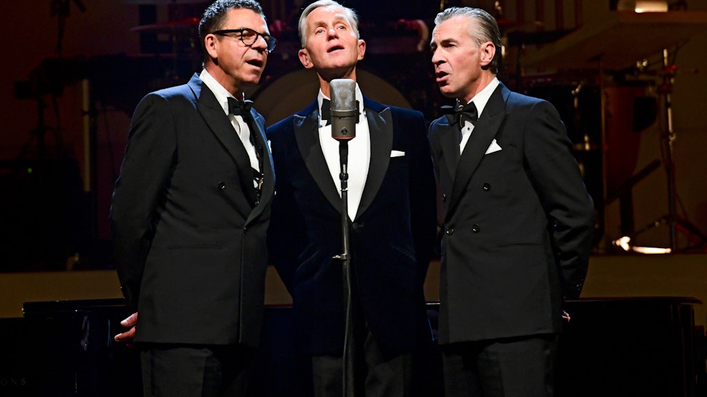 Max Raabe und das Palast Orchester singen bei einem Live-Auftritt. 