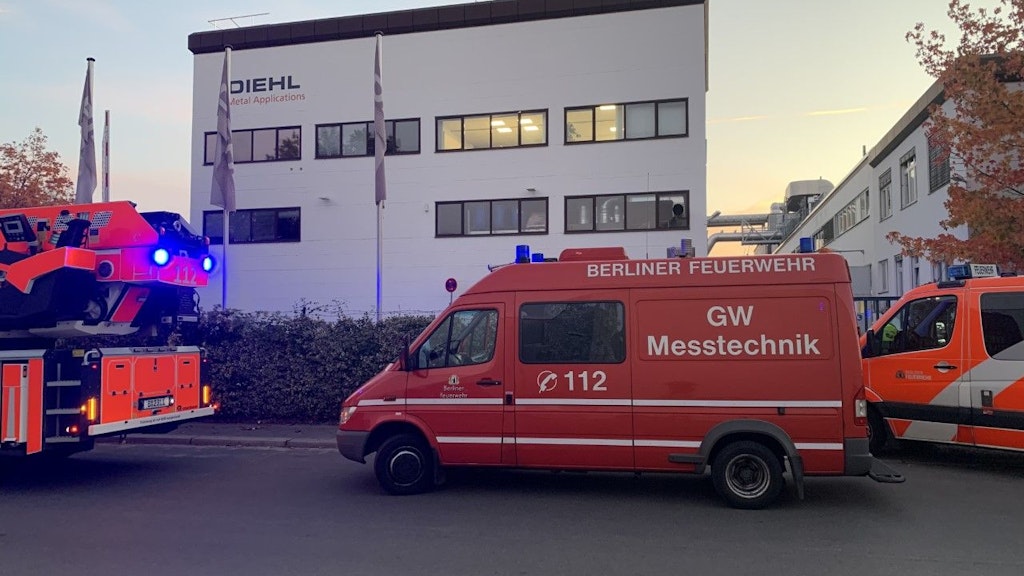 Feuerwehrwagen stehen vor einer Galvanik-Firma in Berlin-Zehlendorf.