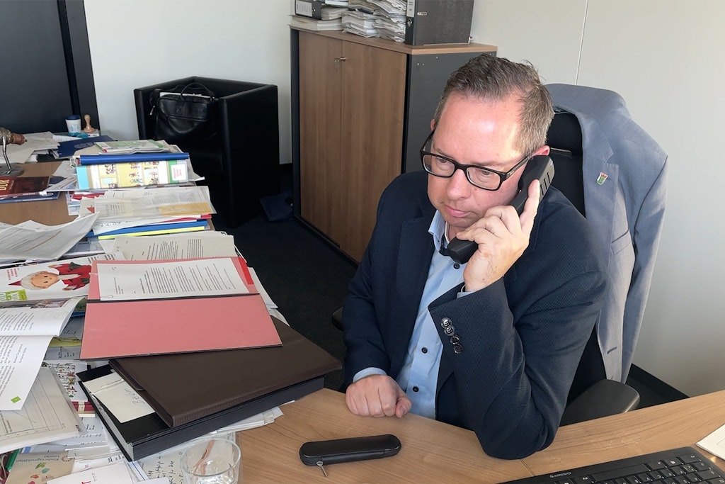 Der Bezirksbürgermeister von Berlin-Köpenick Oliver Igel sitzt an seinem Schreibtisch. Vorbereitet sein macht den entscheidenden Unterschied. In Köpenick gibt es Berlins ersten Katastrophen-Leuchtturm. In anderen Bezirken ist man noch nicht so weit.