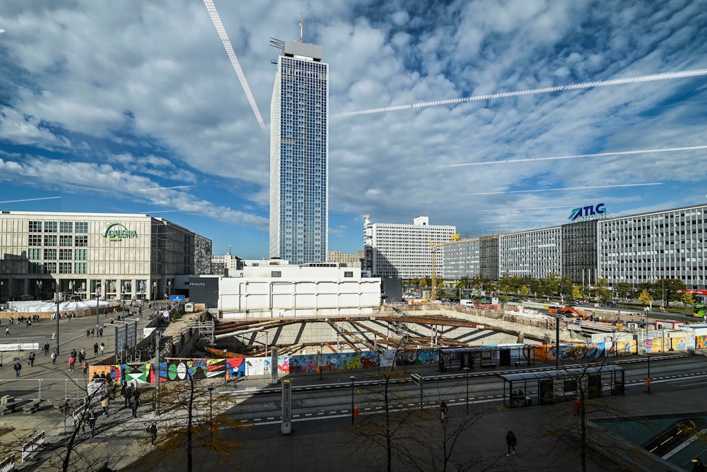 Die Baugrube des Covivio-Hochhauses. Links daneben liegt der Bahnhof Alexanderplatz der U-Bahn-Linie U2