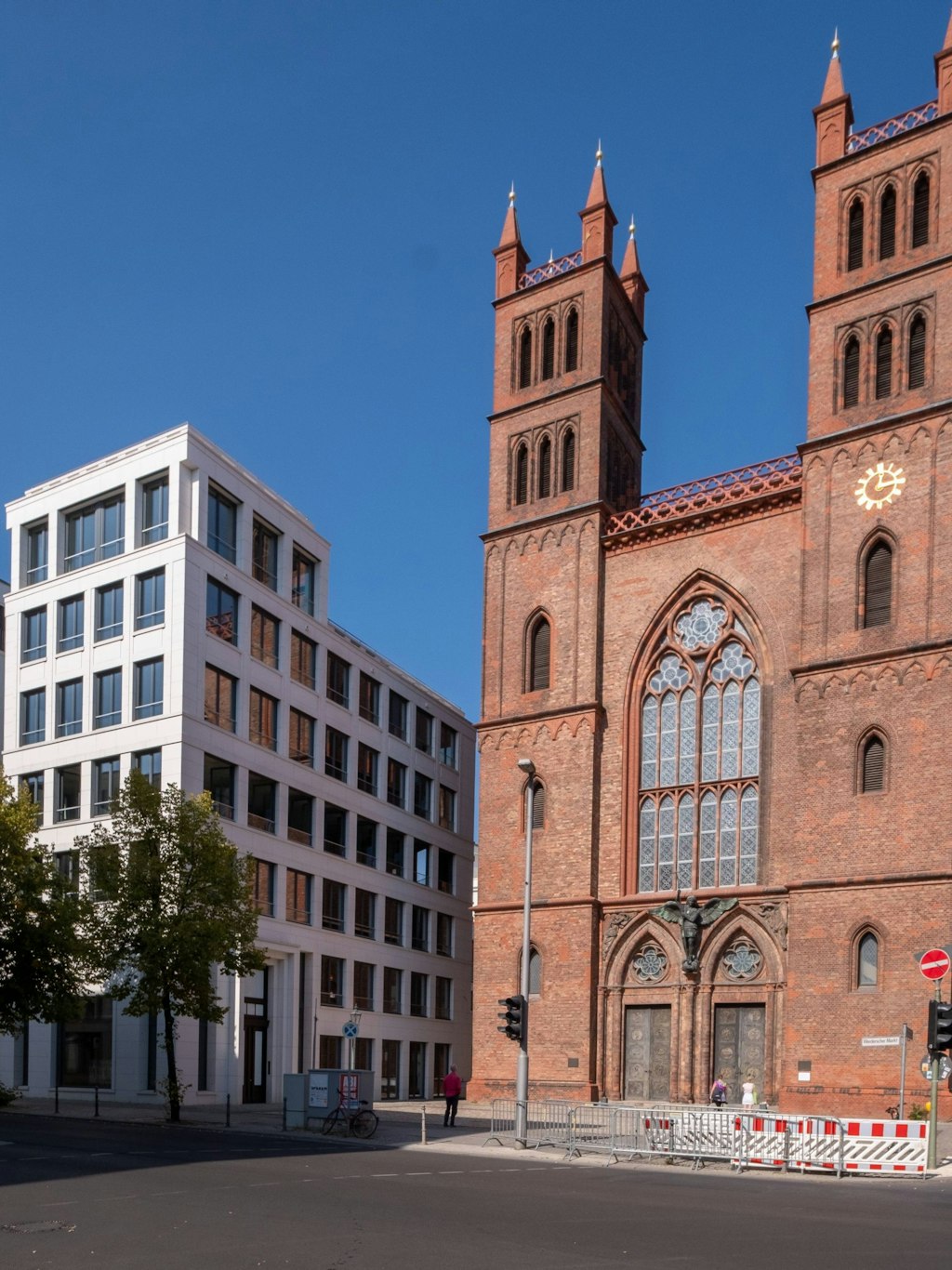 Nach dem Ausheben der Baugrube für das Haus unmittelbar neben ihr erlitt die 200 Jahre alte Friedrichswerdersche Kirche schwere Schäden.