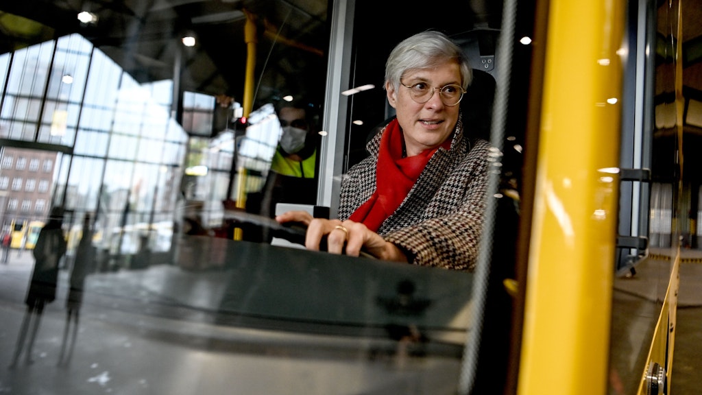 Eva Kreienkamp am Steuer eines Busses: Der BVG-Chefin wird unter anderem mangelnder Einsatz vorgeworfen.