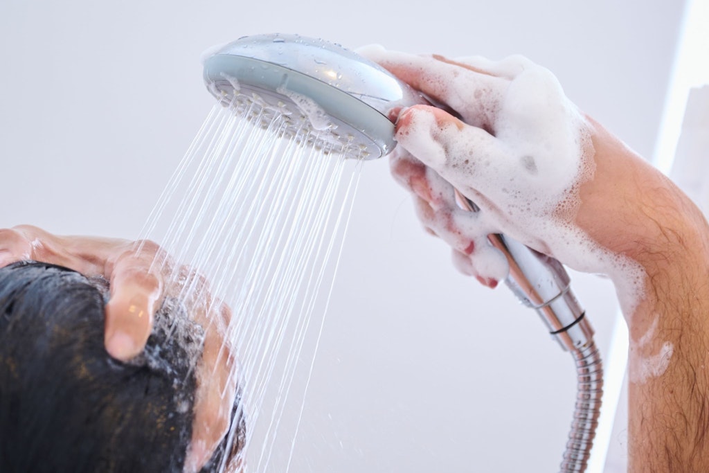 Die tägliche Dusche gehört für viele Menschen dazu – Sie müssen nicht drauf verzichten und können mit einem einfachen Trick trotzdem Energie und Wasser sparen.