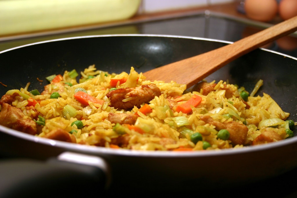 Das Rezept für eine leckere Hähnchen-Reis-Pfanne ist etwas aufwändiger. Aber die Mühe lohnt sich.