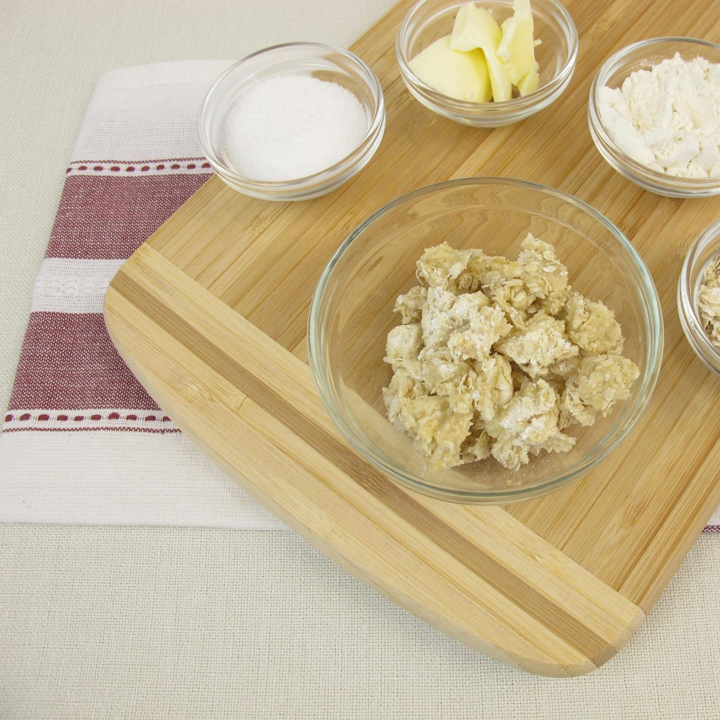 Zutaten, die für leckere Streusel benötigt werden. 